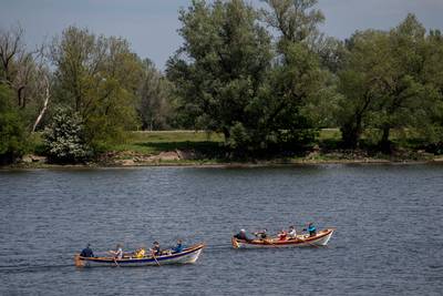Roeien van Altena (D) naar Altena (NL): ‘We voelen dat we iets unieks meemaken’
