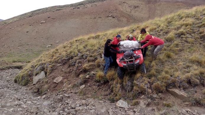 Foto uit 2018: onderzoekers verplaatsen de fossielen uit Río Las Chinas in het uiterste zuiden van Chili.