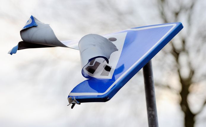 Een met vuurwerk opgeblazen verkeersbord (foto ter illustratie).