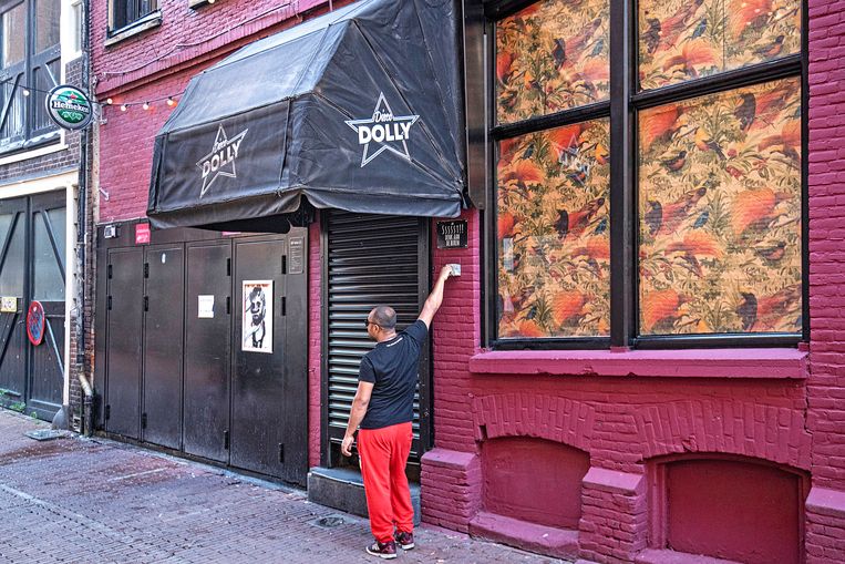 Schuren bij Disco Dolly, alsof corona niet bestaat cafés in Amsterdam