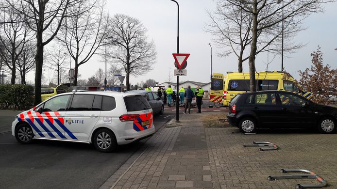 Beeld uit 2017, hulpdiensten aan het werk na een ongeval op de Ovenbouwershoek bij de kruising met de Matenpoort.