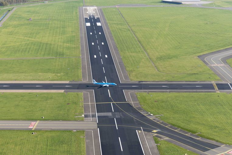 Luchtfoto van een vliegtuig op een landingsbaan op luchthaven Schiphol.  Beeld ANP