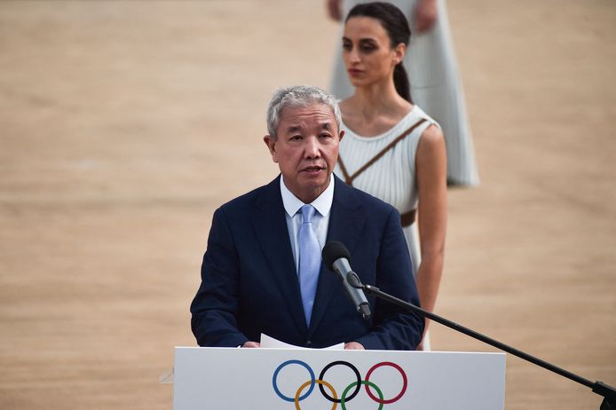 De vicepresident van het Chinese olympische comité Yu Zaiqing tijdens de overhandigingsceremonie van de olympische vlam in Athene.