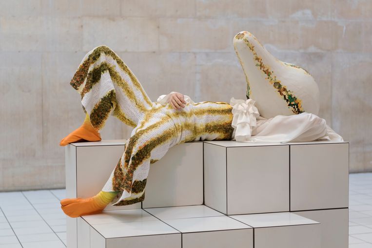 De installatie 'The Squash' stond eerder in Tate Britain. Wekelijks zullen op zaterdag vier performers in door Hamilton ontworpen kostuums, met kalebasvormige helmen op het hoofd, zich proberen in te beelden hoe het is om een pompoen te zijn. Beeld © Anthea Hamilton. Courtesy the artist
