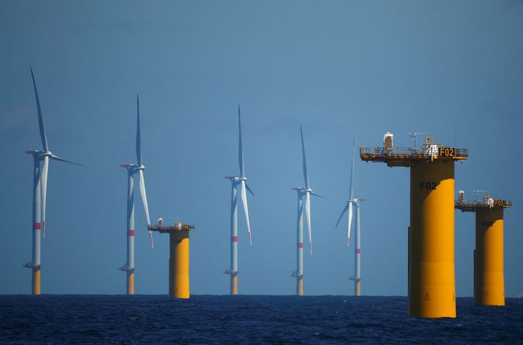 Windpark Saint-Nazaire, voor de kust van schiereiland Guerande in Frankrijk.  Beeld REUTERS