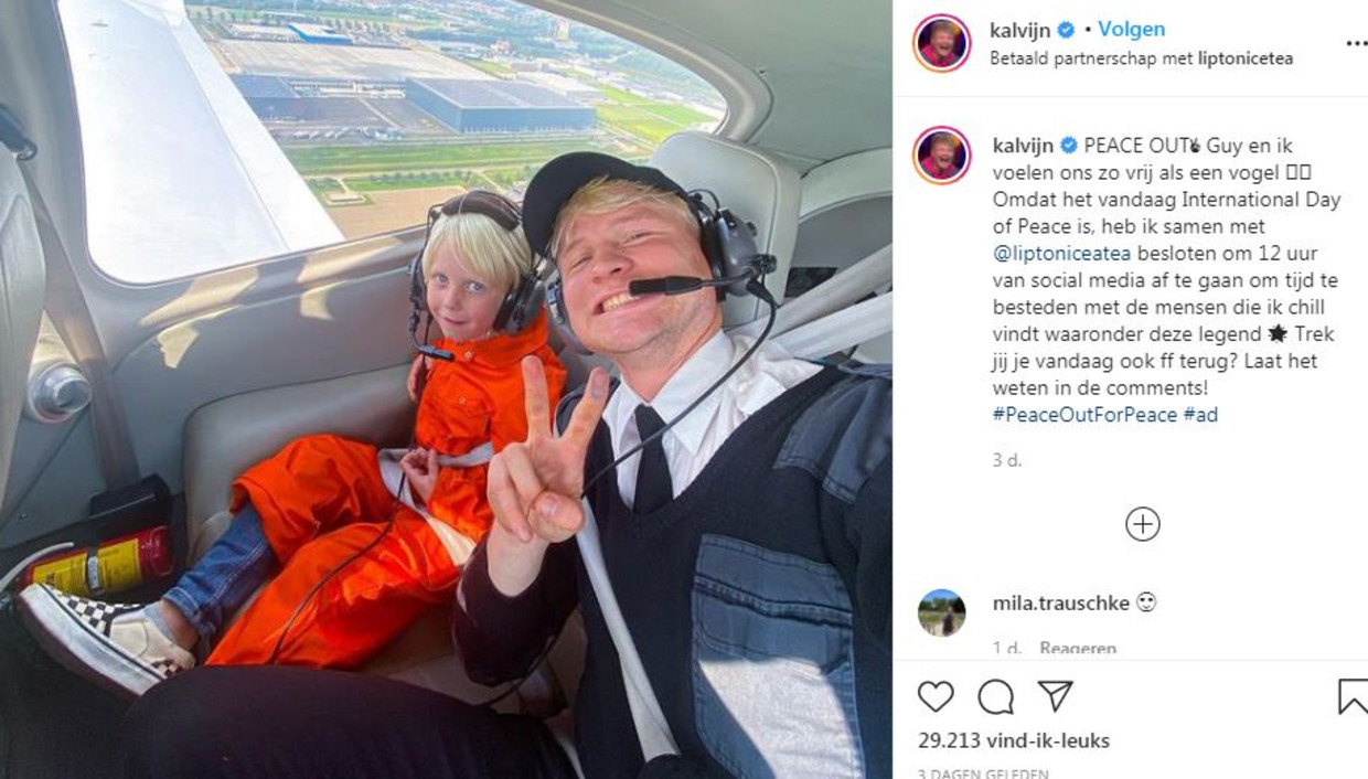 Youtuber Kalvijn neemt even pauze, met Lipton Ice Tea. Beeld Instagram