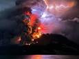 De uitbarsting van de vulkaan Ruang, gezien vanuit Sitaro in Noord-Sulawesi.