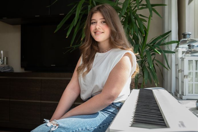 Shanoa van Loon uit Bergen op Zoom doet mee aan The Voice Kids.