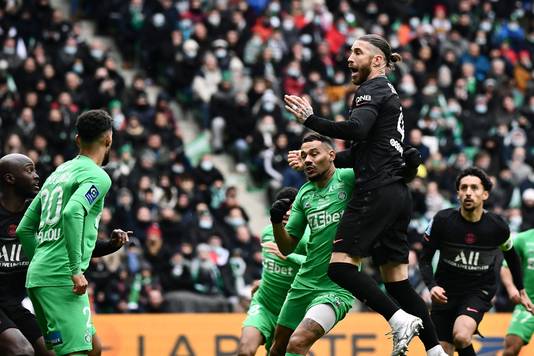 Timothee Kolodziejczak, die later rood zou krijgen, verliest een kopduel van PSG-debutant Sergio Ramos.
