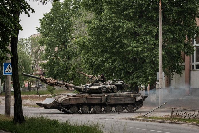 Een Oekraïense tank in de straten van Severodonetsk.