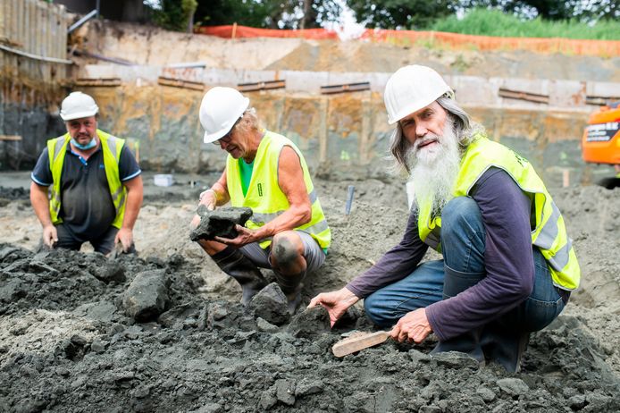 Paleontoloog Mark Bosselaers op zoek naar restanten van het skelet van walvissen op de site waar de nieuwe vleugel van AZ Monica campus Deurne komt