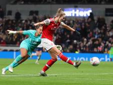 Miedema helpt Arsenal aan zege op Spurs voor 38.262 toeschouwers