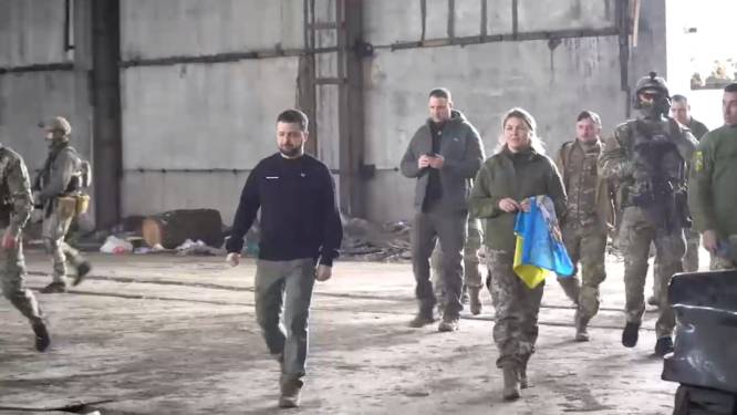 Volodymyr Zelensky visite le front près de Bakhmout