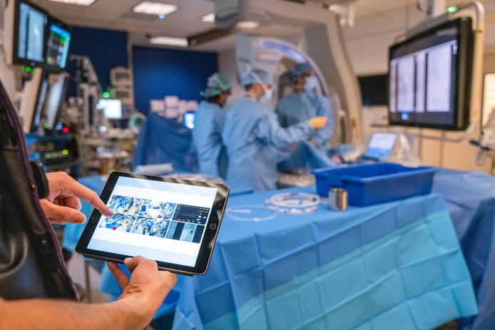 Op een tablet komen de beelden binnen van camera's die in het operatiekwartier hangen.