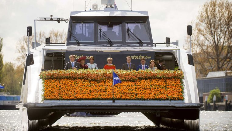 De royals in een waterbus in Dordrecht tijdens Koningsdag nieuwe stijl. Beeld EPA