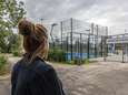 Tineke (64) wordt dol van nieuwe padelbaan achter haar huis: ‘Het is net of je wordt beschoten’