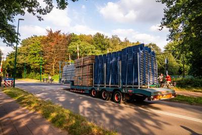 Vrachtwagen verliest trailer met tribunedelen van Brabantsedag in Heeze