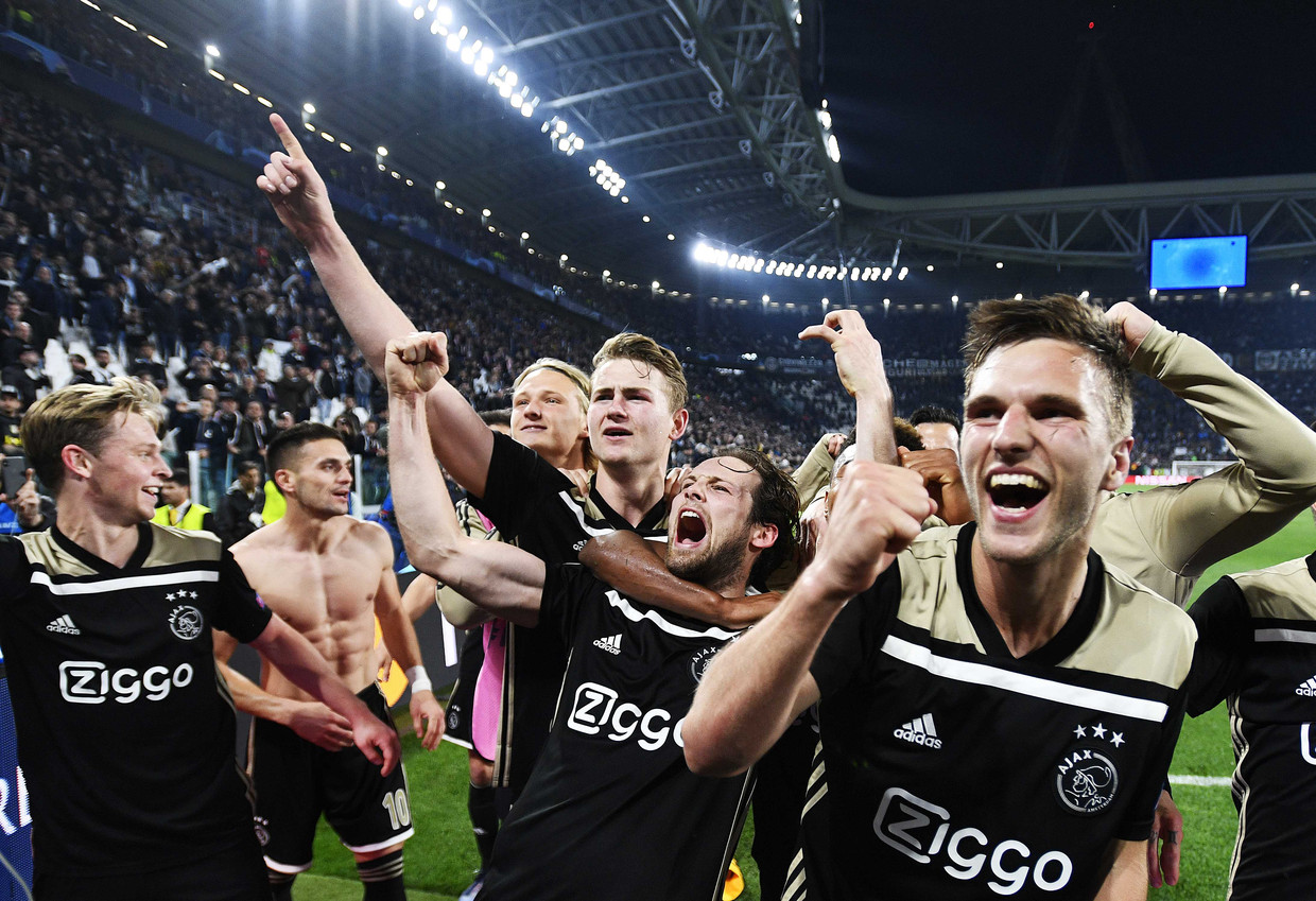 De spelers van Ajax delen hun vreugde na de wedstrijd tegen Juventus met de naar Turijn meegereisde supporters.  Beeld ANP, Olaf Kraak
