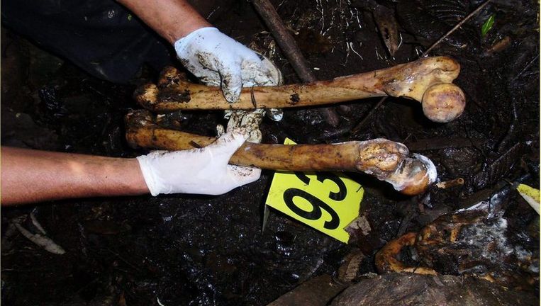 Deze menselijke resten zijn volgens de Peruviaanse politie van een van de slachtoffers van de bende. Beeld UNKNOWN