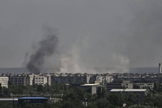 TOPSHOT - Smoke and dirt rise from the city of Severodonetsk, during shelling in the eastern Ukrainian region of Donbas, on May 26, 2022, amid Russia's military invasion launched on Ukraine. - Ukraine said may 26 the war in the east of the country had hit its fiercest level yet as it urged Western allies to match words with support against invading Russian forces. Moscow's troops are pushing into the industrial Donbas region after failing to take the capital Kyiv, closing in on several urban centres including the strategically located Severodonetsk and Lysychansk. (Photo by ARIS MESSINIS / AFP)