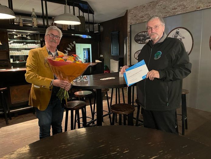 Voorzitter Bé Veen van motorclub AMBC in Staphorst ontvangt de vrijwilligersprijs.