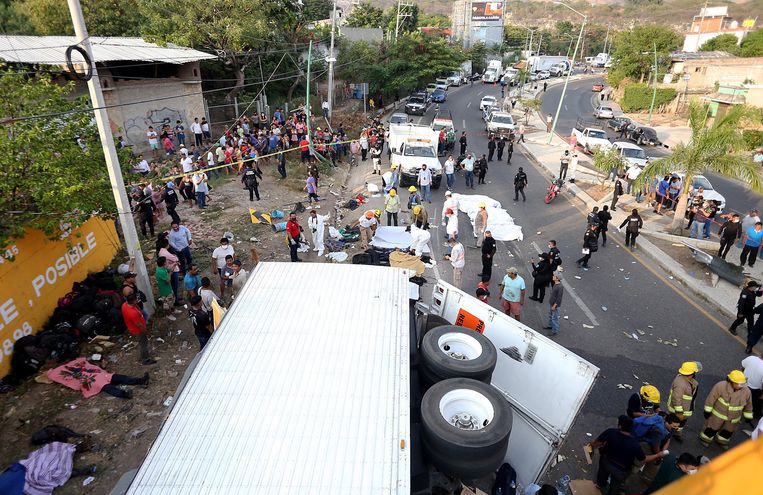 Guatemala roept drie dagen van nationale rouw uit na de dood van 55 migranten die verstopt zaten in een vrachtwagen die verongelukte in Mexico. Beeld EPA