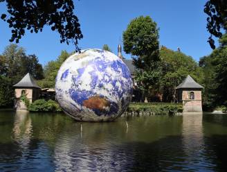 Reusachtige wereldbol dobbert rond in vijver stadspark: nieuw kunstenfestival al blikvanger nog vóór officiële opening