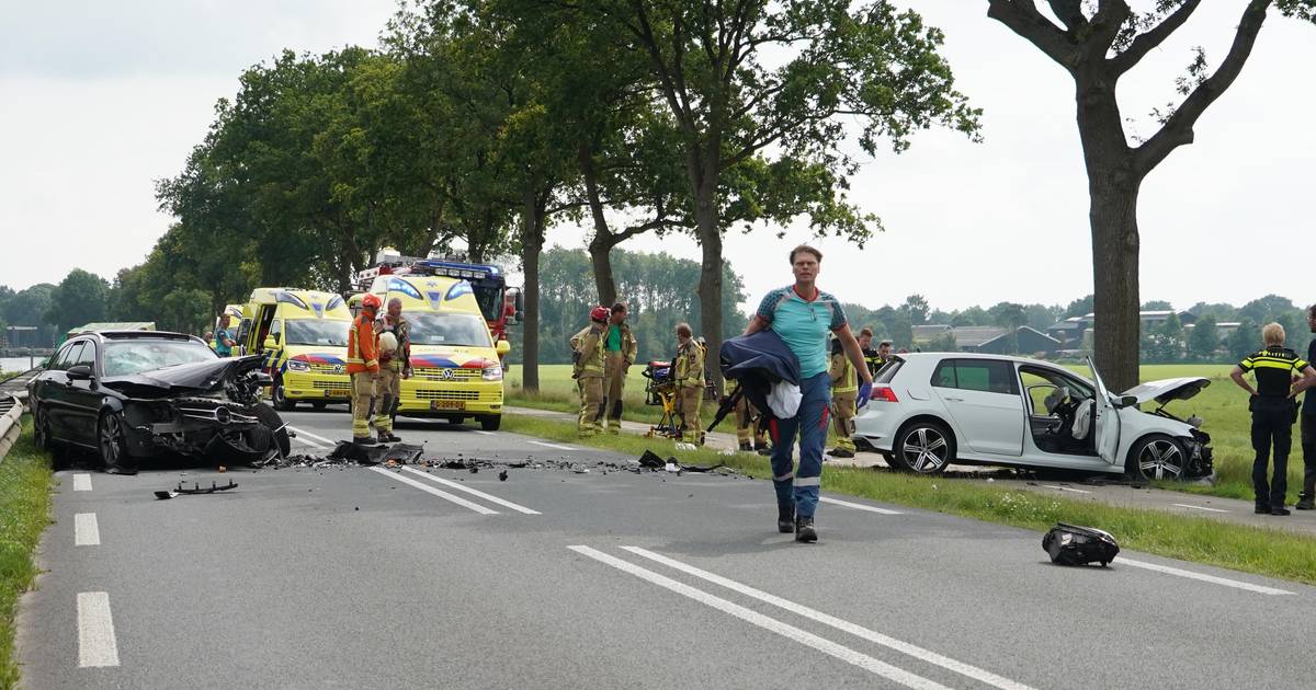 Heftige botsing in Dieverbrug: 74-jarige man uit Dalfsen zwaargewond naar het ziekenhuis