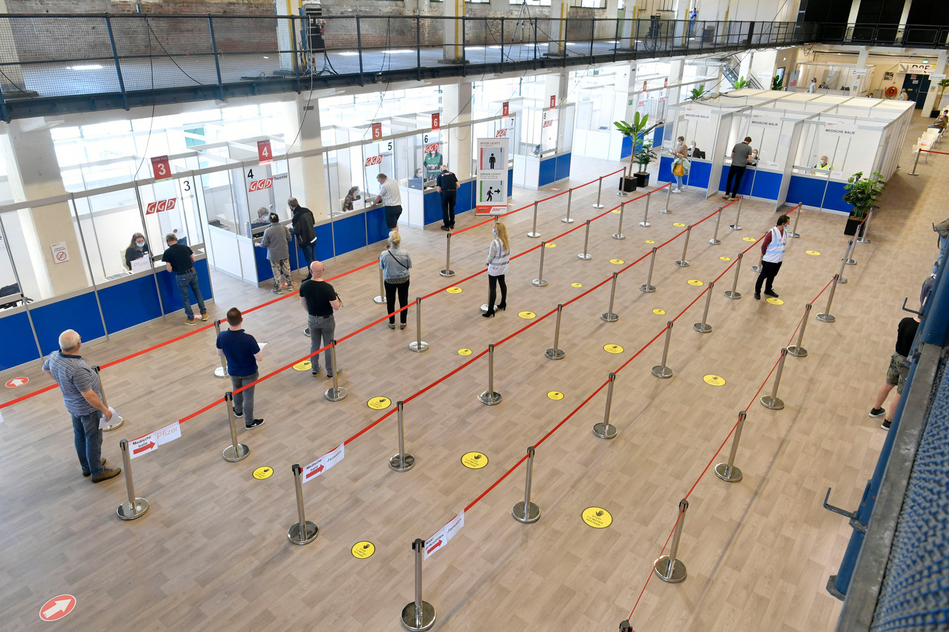 De GGD begint deze week aan de grootste vaccinatieklus tot nu toe. 50.000-70.000 prikken per week, alleen al in Twente. We kijken rond op de locatie in Hengelo
Fotobon-nummer: TT-2021-9607