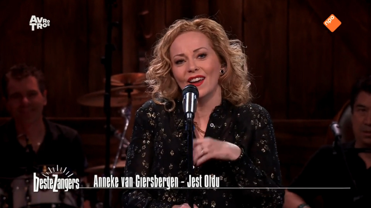 Anneke van Giersbergen zingt in Beste Zangers Jest Oldu, een Turks nummer waarmee Karsu een nummer 1-hit had in Turkijke