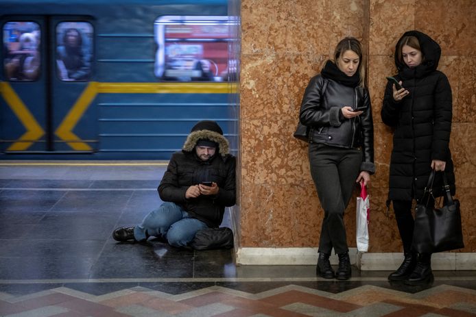 Mensen schuilen in een metrostation in Kiev.