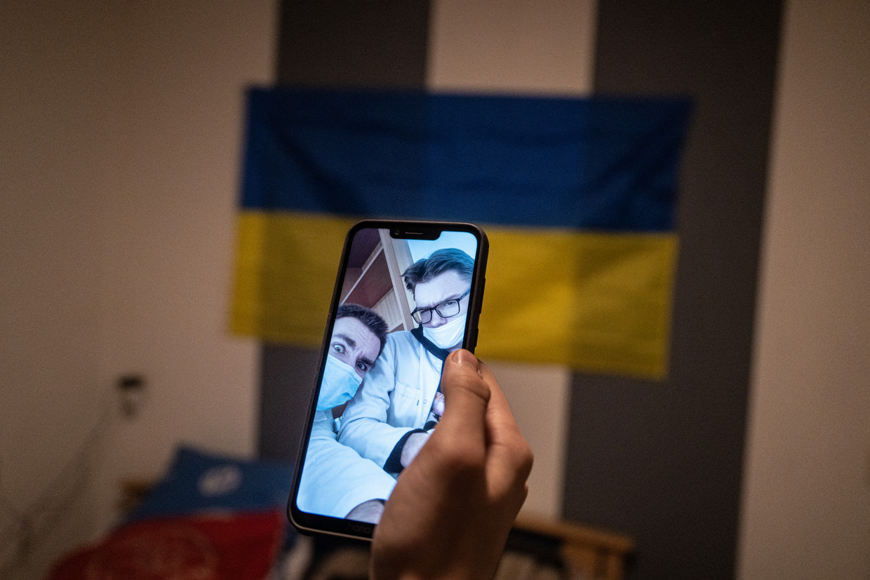 Een foto van Volodymyr Kravtsov op zijn telefoon, nog thuis in Oekraïne op school.