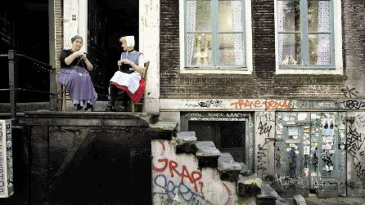 Vrouwen in klederdracht op de Wallen, een extra promotie van het Zuiderzeemuseum. (FOTO GERRITJAN HUININK) Beeld 