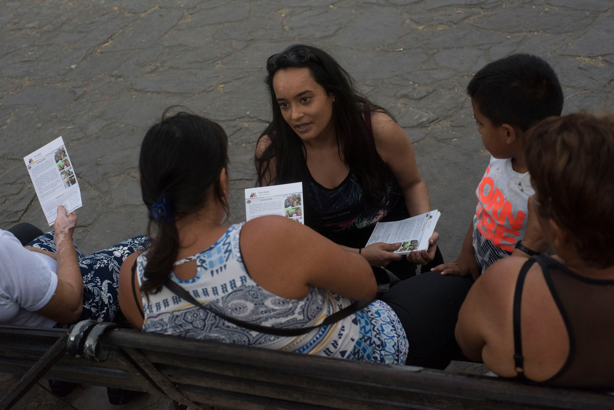 Marcia Engel informeert vrouwen in Colombia over haar dna-project, dat moeders en kinderen matcht.                     Beeld Stephen Ferry