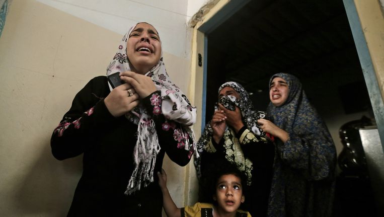 Palestijnse vrouwen in Gaza huilen bij de begrafenis van twee broers. Beeld Lefteris Pitarakis/AP
