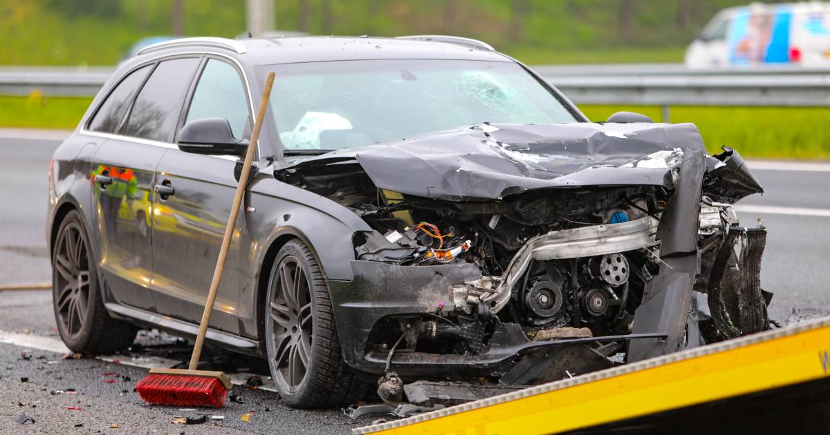 File door kop-staartbotsing: automobilisten negeren afzetting op A50 bij Apeldoorn.