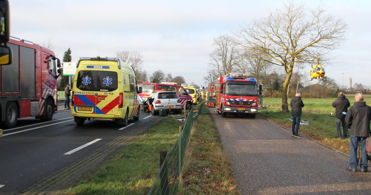 Meerdere gewonden bij aanrijding op N35 in Wierden: ‘Een harde klap, extreem’.