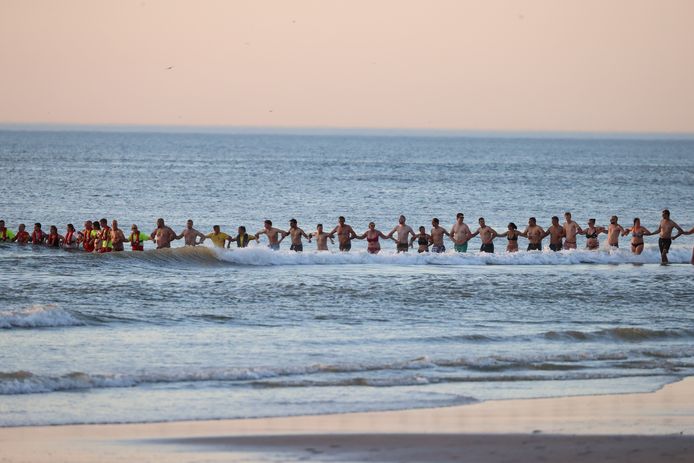 Omstanders zoeken samen met hulpdiensten bij de Zandmotor naar een vermiste zwemmer.