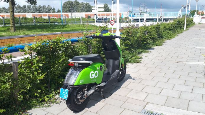 Een deelscooter van Go Sharing in Zoetermeer.