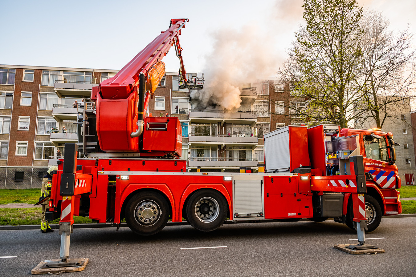 Appartement brandt uit in Tilburg, de brandweer probeert te blussen.