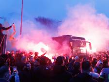Feyenoordspelers als helden ontvangen na heroïsche zege op aartsrivaal: ‘Niet normaal’