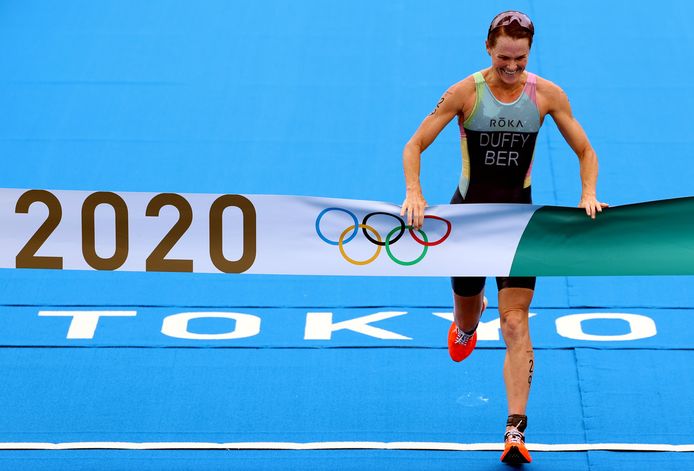 Flora Duffy wint de olympische triatlon.
