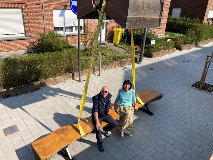 Schepen Wim Driesen en burgemeester Ingrid Holemans huldigden de nieuwe zitbank donderdag in.