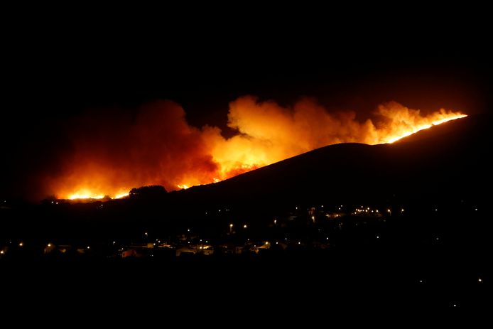 Het vuur in de bergen van Sintra in Portgual verspreidt zich snel.