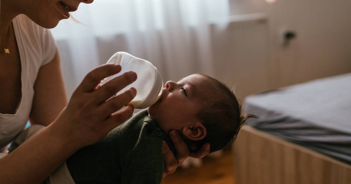 Come tu, come genitore, vieni spinto in modo non etico a dare a tuo figlio il latte in bottiglia.  Distorcono la bandiera |  sano e felice