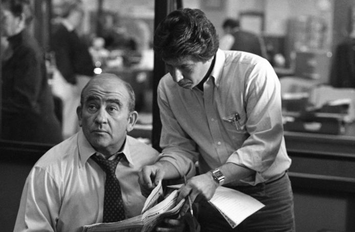 Ed Asner (links) in zijn bekendste rol, als hoofdredacteur Lou Grant in de gelijknamige tv-serie.