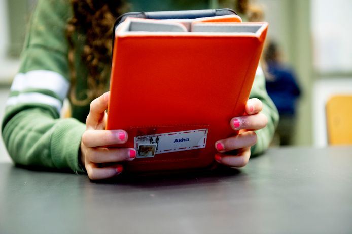 Een kind leert op haar tablet, foto ter illustratie