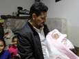 Wonderbaby Syrië verlaat ziekenhuis en is vernoemd naar overleden moeder: “Ze betekent zoveel voor ons”