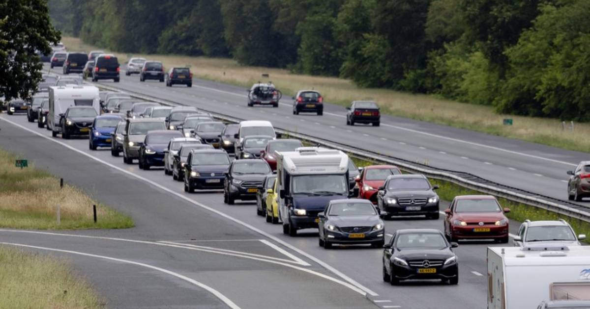 Files op A28 door ongelukken, snelweg bij Zwolle richting Amersfoort dicht.