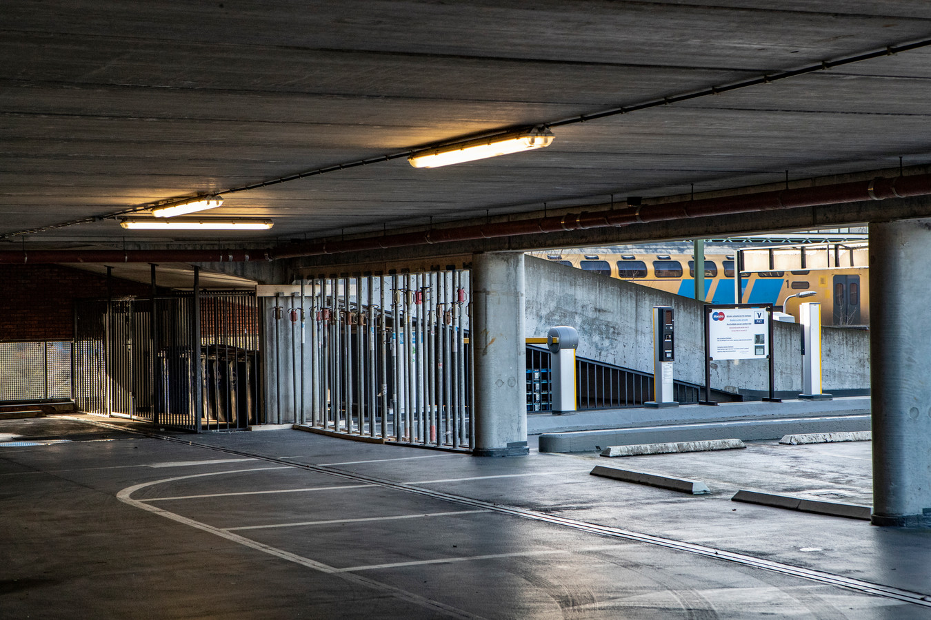 De parkeergarage aan de Beestenmarkt in Deventer zat sinds december vorig jaar op slot vanwege scheuren in het wegdek en de betonnen oplegnok.